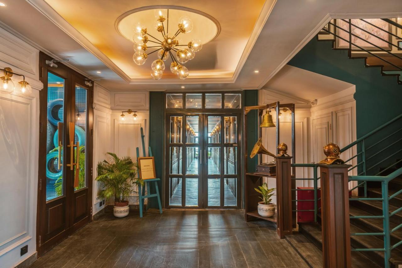 Polo Floatel Kolkata Hotel Екстериор снимка