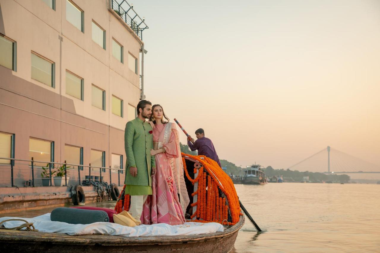 Polo Floatel Kolkata Hotel Екстериор снимка