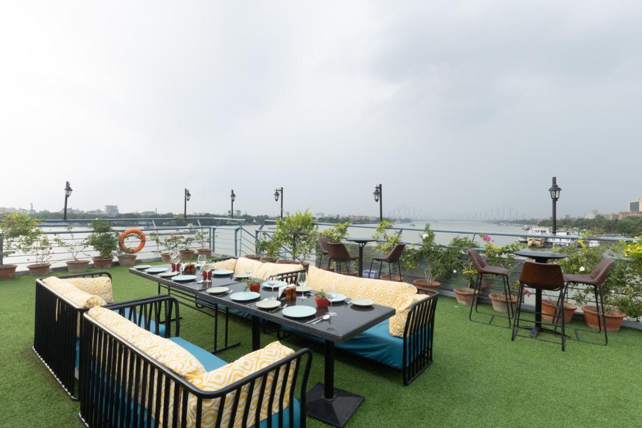 Polo Floatel Kolkata Hotel Екстериор снимка