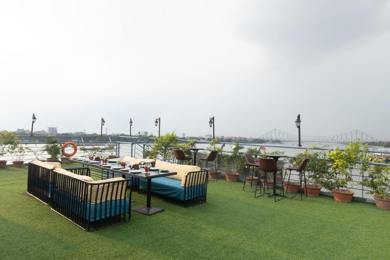 Polo Floatel Kolkata Hotel Екстериор снимка