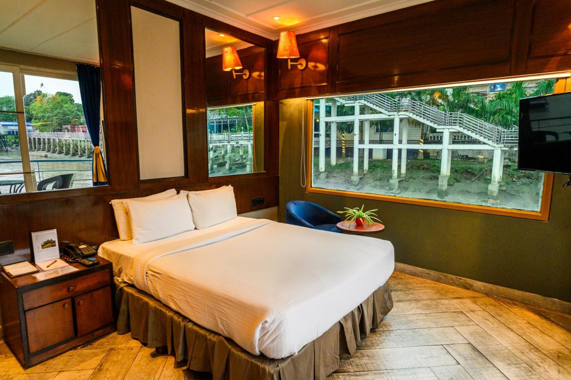 Polo Floatel Kolkata Hotel Екстериор снимка