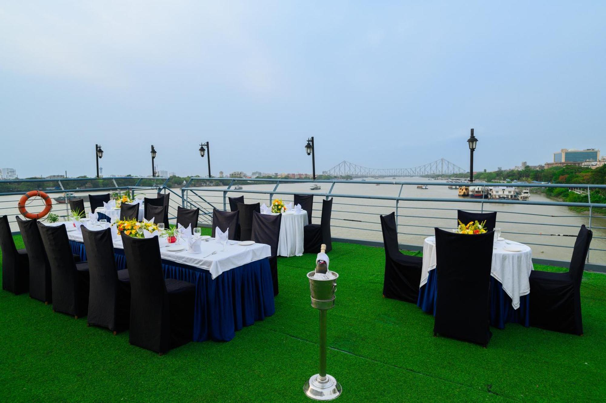 Polo Floatel Kolkata Hotel Екстериор снимка