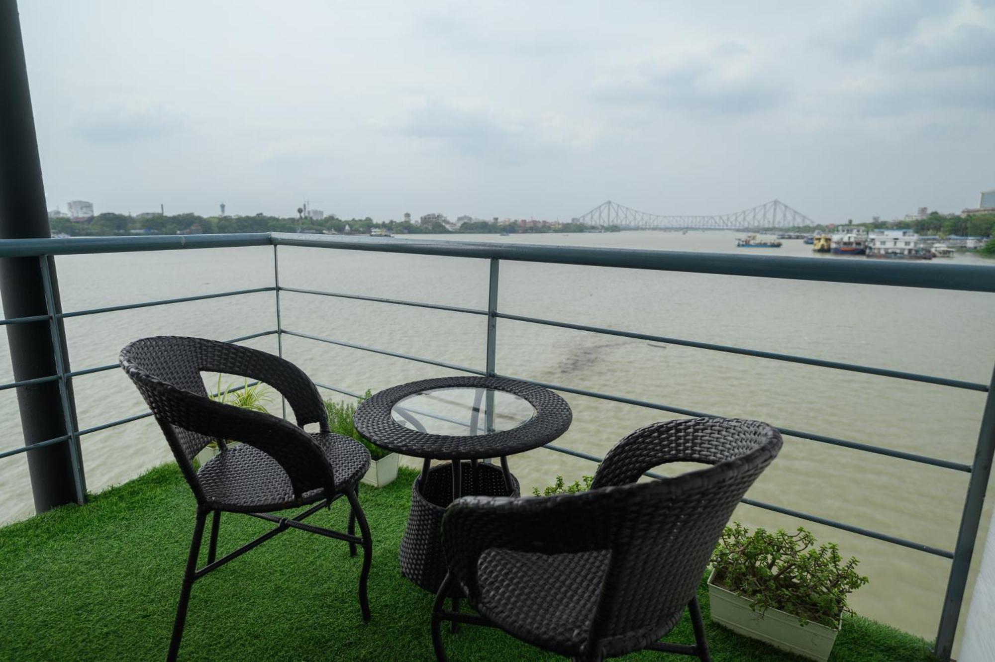 Polo Floatel Kolkata Hotel Екстериор снимка